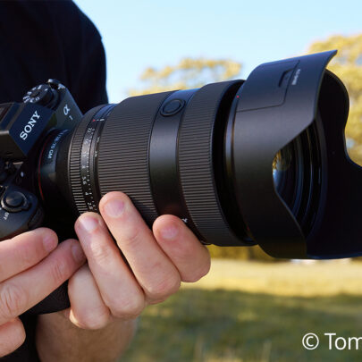 Das Sony FE 2/28-70 mm GM ist rund 140 mm lang.