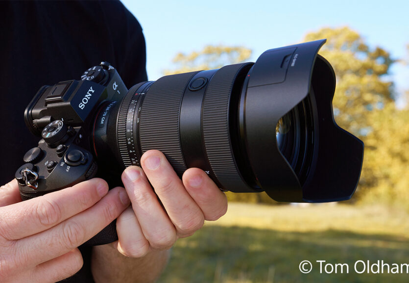 Das Sony FE 2/28-70 mm GM ist rund 140 mm lang.