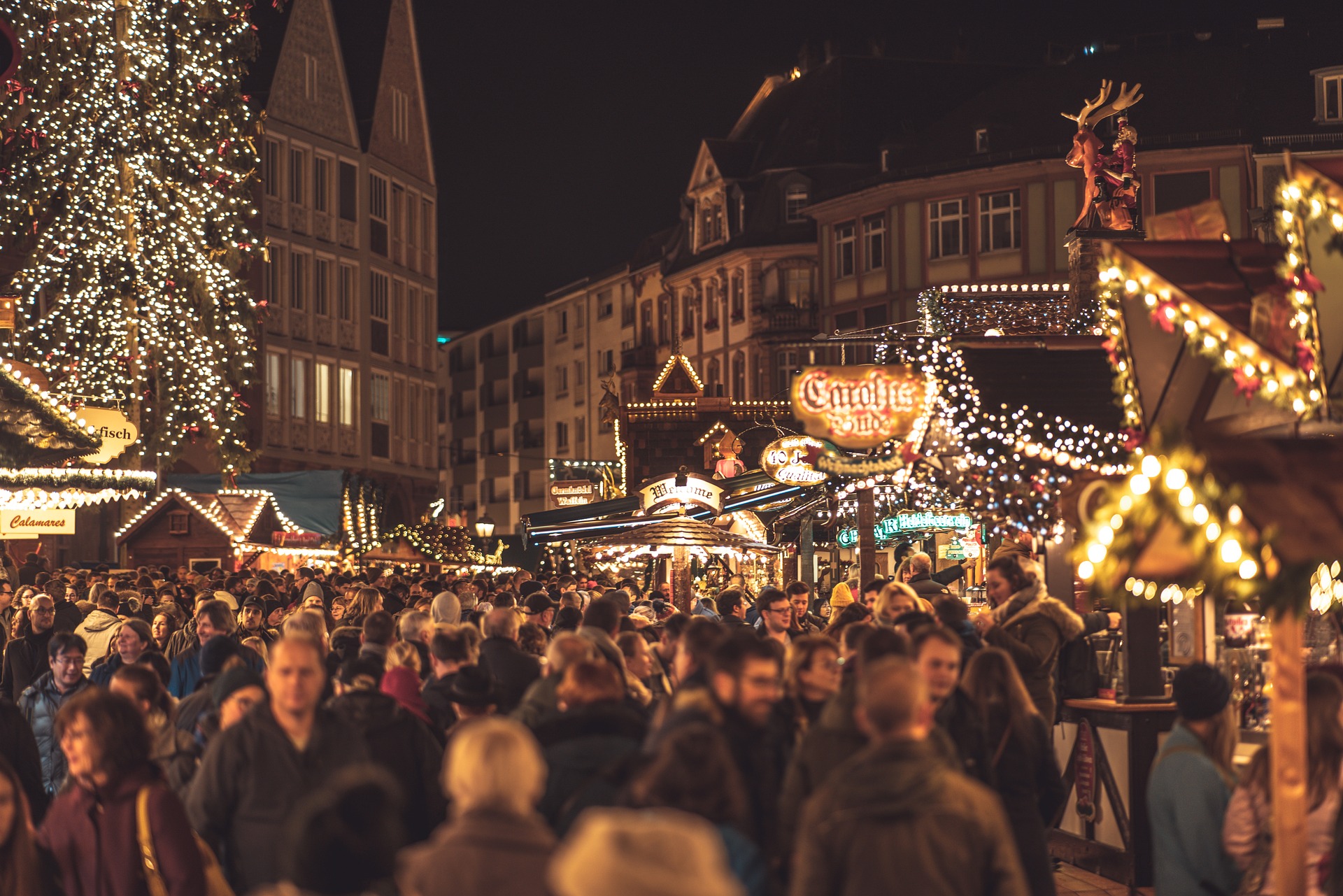 Mit ihrem Lichterspiel und den einmaligen Ständen liefern Deutschlands Weihnachtsmärkte Fotografen alljährlich eine Fülle stimmungsvoller Weihnachtsmotive.