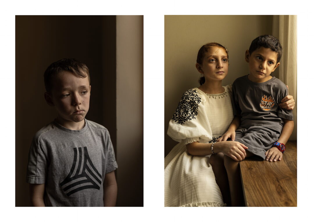 Siegerfotos beim UNICEF-Foto des Jahres 2024 – Links: NYTGAZA Stav Nitzan, 8, Überlebender des Hamas-Angriffs auf Moshav Netiv HaAsara am 7. Oktober, im Yearim Hotel im Kibbuz Maale HaHamisha am Sonntag, 22. Oktober 2023. © Avishag Shaar-Yashuv für die New York Times. | Rechts: Dareen, 11, und ihr Bruder Kinan, 5 Jahre alt, die einzigen Überlebenden einer Familie, die in Palästina durch einen Luftangriff ausgelöscht wurde. Dieses Bild erinnert an Stillleben alter Meister und zeigt anschaulich die Würde von Kindern selbst in der schlimmsten emotionaler Not. Es entstand in einem Krankenhaus in Katar, wohin die Kinder in Sicherheit gebracht wurden. © Samar Abu Elouf für die New York Times.