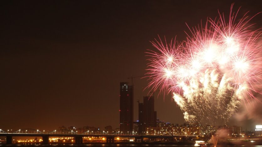 Beim Fotografieren von Feuerwerk spielt auch der Hintergrund eine wichtige Rolle. Gebäude oder charakteristische Landschaftsmerkmale im Hintergrund verleihen dem Bild Tiefe und eine einzigartige Note.