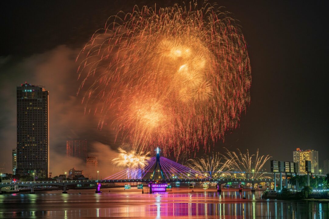 Feuerwerk fotografieren ist nicht einfach – wir verraten Tipps und Tricks für fantastische Feuerwerksfotos zum Jahreswechsel.