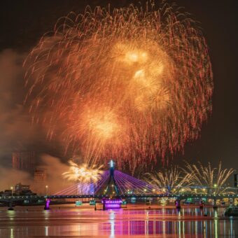 Feuerwerk fotografieren ist nicht einfach – wir verraten Tipps und Tricks für fantastische Feuerwerksfotos zum Jahreswechsel.