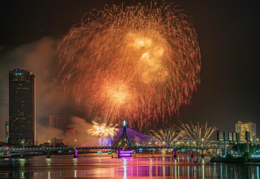 Feuerwerk fotografieren ist nicht einfach – wir verraten Tipps und Tricks für fantastische Feuerwerksfotos zum Jahreswechsel.