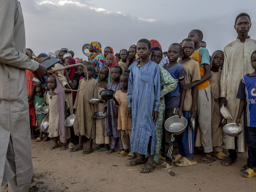 UNICEF Foto des Jahres 2024: Ivor Prickett dokumentiert das Leid der Kinder im Sudan, die unter Hunger, Gewalt und Vertreibung leiden. Seine Aufnahmen lenken die Aufmerksamkeit auf die stille Katastrophe und die verzweifelten Bemühungen, humanitäre Hilfe zu leisten. Sie sind ein Appell, das Leiden nicht zu ignorieren.