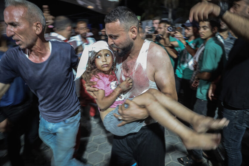 UNICEF Foto des Jahres 2024: Saher Alghorra (Palästina) porträtiert Kinder, die durch den Krieg in Gaza schwer gezeichnet sind. Seine Aufnahmen zeigen brutale Verluste, aber auch den unerschütterlichen Willen der Kinder, trotz Chaos und Trauma Hoffnung zu bewahren. Sie sind ein bewegender Aufruf zum Frieden.