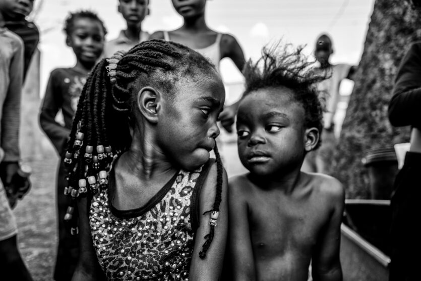 UNICEF Foto des Jahres 2024: Eine Kindheit ohne Eltern: Valerio Bispuri (Italien) gibt einen Einblick in das Leben von Waisen in Sambia und Argentinien. Seine Bilder zeigen die harte Realität von Kindern, die ohne familiären Halt aufwachsen. Er rückt jene ins Licht, die oft unsichtbar in der Gesellschaft bleiben.