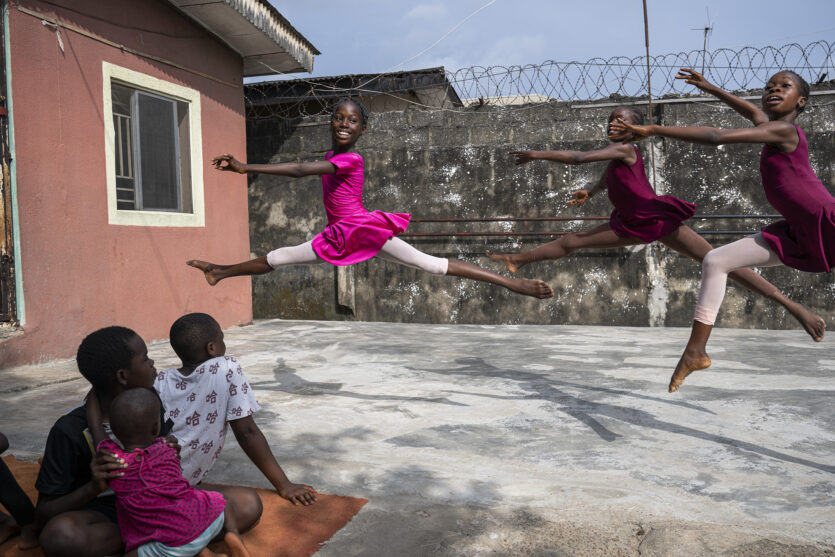 UNICEF Foto des Jahres 2024: Ein Tanz in das Selbstbewusstsein – Vincent Boisot (Frankreich) fängt die Kraft des Balletts in Lagos ein. Kinder aus ärmsten Verhältnissen überwinden soziale Hürden und gewinnen Selbstvertrauen durch klassischen Tanz. Der improvisierte Übungsplatz zeigt, wie wichtig Kreativität und Entschlossenheit für eine bessere Zukunft sind.