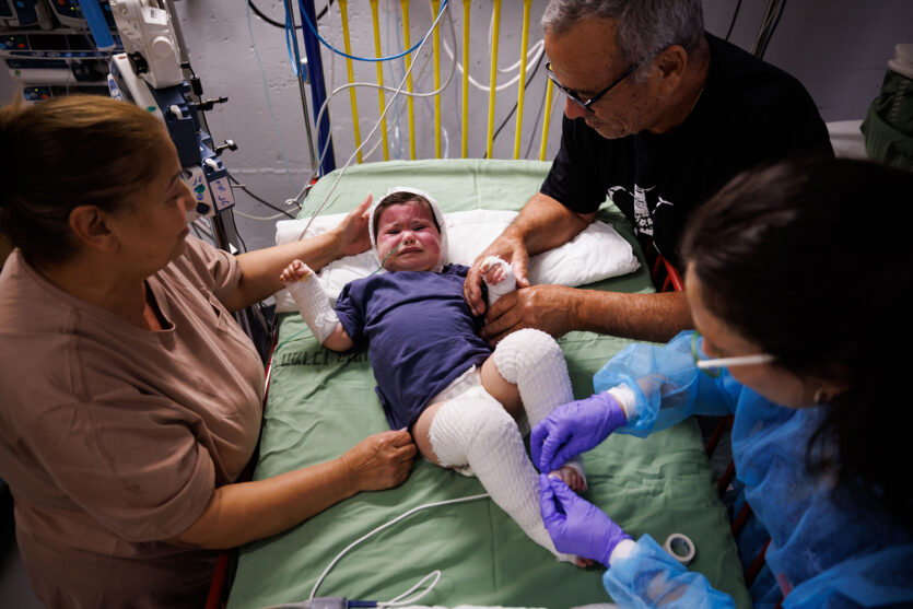 UNICEF Foto des Jahres 2024: Ziv Koren (Israel) begleitet die Familie Golan, die einen verheerenden Angriff überlebte. Besonders die anderthalbjährige Yael kämpft sich nach schweren Verbrennungen zurück ins Leben. Die Bilder dokumentieren die physische und emotionale Heilung der Familie, die auch Rückkehr an den zerstörten Ort ihrer Vergangenheit einschließt.