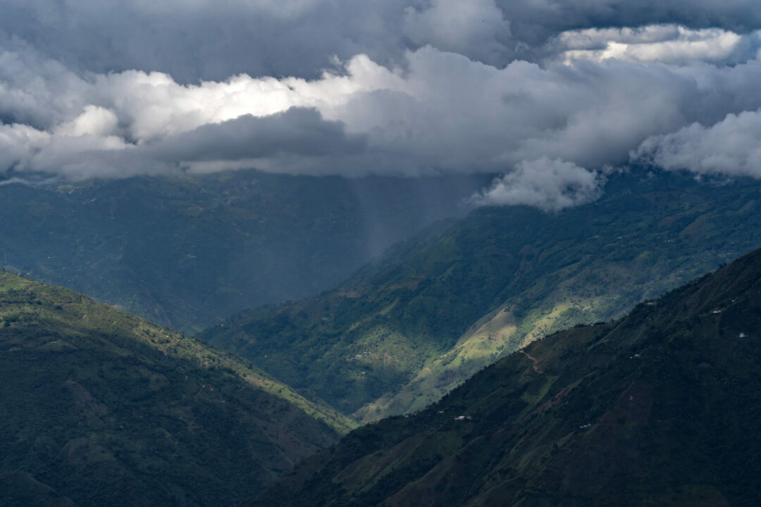 Auch das ist Landschaftsfotografie trotz Schmuddelwetter: Regenwolken tupfen die Bergspitzen der Anden mit dezentem Grau, während Sie die Hänge mit ihrer nassen Fracht benetzen.