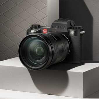 Die Leica SL3-S ist 141,2 mm breit und wiegt ohne Objektiv und Akku 768 Gramm.