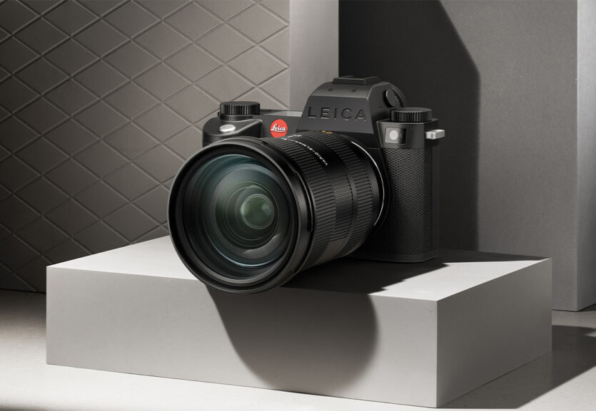 Die Leica SL3-S ist 141,2 mm breit und wiegt ohne Objektiv und Akku 768 Gramm.