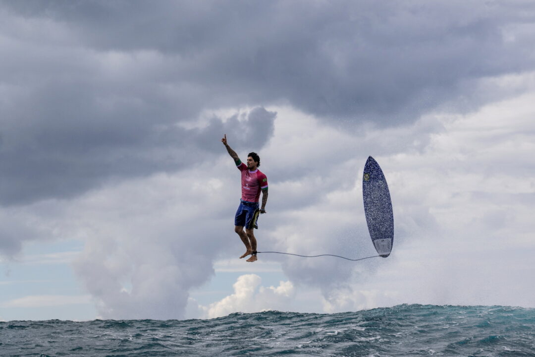 Diese Aufnahme vom „Golden Moment“ des brasilianischen Surfers Gabriel Medina nach seinem Auftritt zum Olympiasieg 2024 bescherte dem Fotografen Jerome Brouillet den Sieg bei den World Sports Photography Awards 2025.