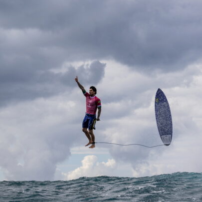 Diese Aufnahme vom „Golden Moment“ des brasilianischen Surfers Gabriel Medina nach seinem Auftritt zum Olympiasieg 2024 bescherte dem Fotografen Jerome Brouillet den Sieg bei den World Sports Photography Awards 2025.