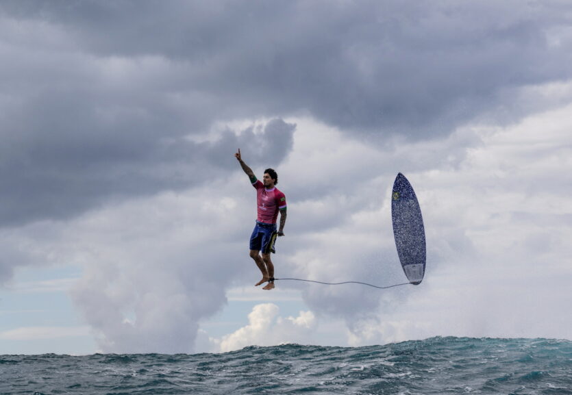 Diese Aufnahme vom „Golden Moment“ des brasilianischen Surfers Gabriel Medina nach seinem Auftritt zum Olympiasieg 2024 bescherte dem Fotografen Jerome Brouillet den Sieg bei den World Sports Photography Awards 2025.