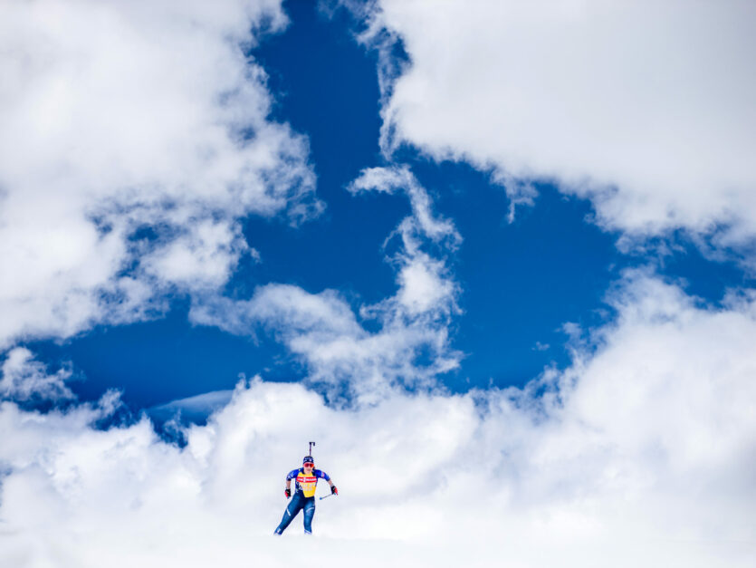 Wie auf Wolken gleitet diese Biathletin scheinbar durch die Lüfte. „Heaven“ lautet der Titel dieses Bildes des tschechischen Sport- und Outdoor-Fotografen Peter Slavik, das den zweiten Platz bei den World Sports Photography Awards belegt.