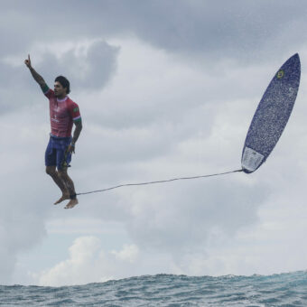 Diese Aufnahme des brasilianischen Surfers Gabriel Medina bei den Olympischen Spielen 2024 ging um die Welt. Hätte es ein deutscher Fotograf aufgenommen, wäre es fraglos ein Top-Kandidat für das Sportfoto des Jahres 2024.