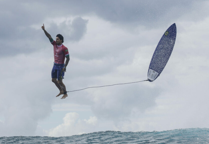 Diese Aufnahme des brasilianischen Surfers Gabriel Medina bei den Olympischen Spielen 2024 ging um die Welt. Hätte es ein deutscher Fotograf aufgenommen, wäre es fraglos ein Top-Kandidat für das Sportfoto des Jahres 2024.