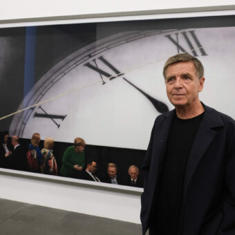 Andreas Gursky (*1955) zählt zu den renommiertesten zeitgenössischen Fotografen weltweit. Seinen Arbeiten ist eine besondere Objektsprache zu eigen, die vielfältige gesellschaftliche Fragestellungen und aktuelle Themen kritisch aufgreift.