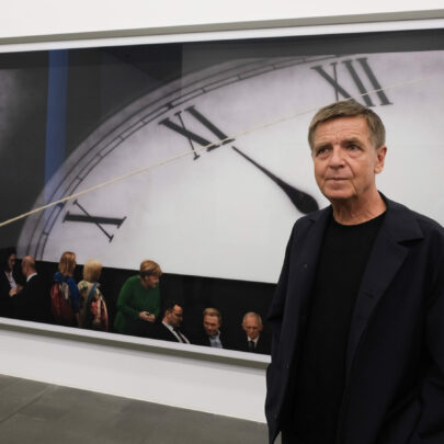 Andreas Gursky (*1955) zählt zu den renommiertesten zeitgenössischen Fotografen weltweit. Seinen Arbeiten ist eine besondere Objektsprache zu eigen, die vielfältige gesellschaftliche Fragestellungen und aktuelle Themen kritisch aufgreift.