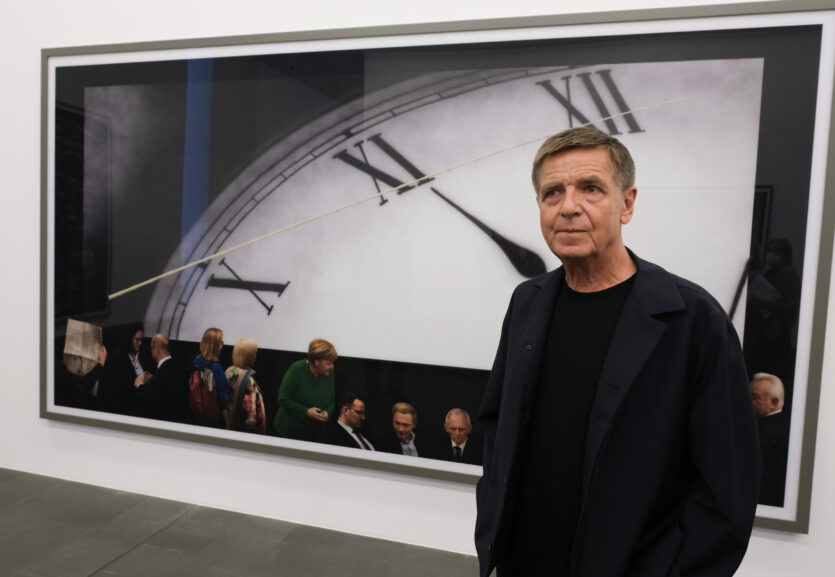 Andreas Gursky (*1955) zählt zu den renommiertesten zeitgenössischen Fotografen weltweit. Seinen Arbeiten ist eine besondere Objektsprache zu eigen, die vielfältige gesellschaftliche Fragestellungen und aktuelle Themen kritisch aufgreift.