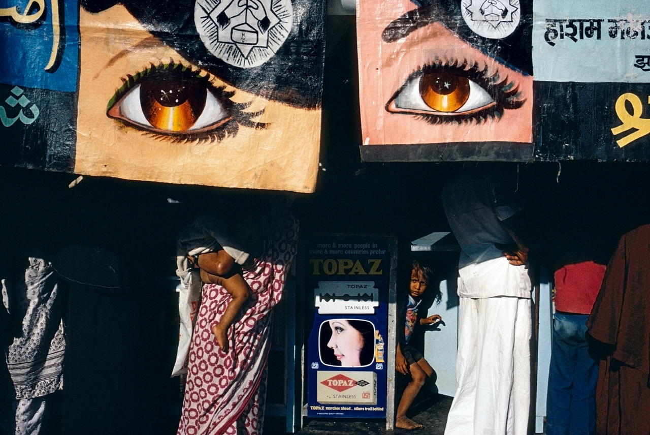 Bombay, Indien 1981 © Alex Webb/Magnum Photos Aus der Ausstellung: Die Magie der Straße. Meisterwerke der Street Photography aus dem Leica Archiv/Ernst Leitz Museum Wetzlar 2025