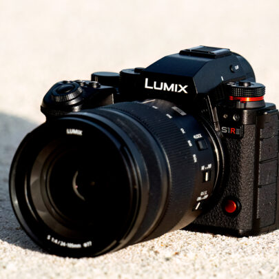 Die Panasonic Lumix S1R II ist 134 mm breit und wiegt mit Akku 795 Gramm.