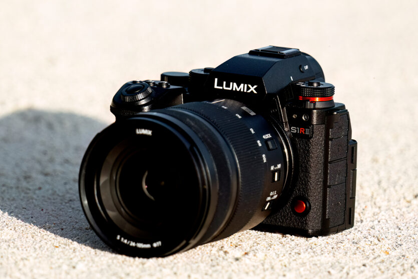 Die Panasonic Lumix S1R II ist 134 mm breit und wiegt mit Akku 795 Gramm.