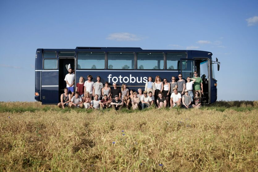 Fotografie-Studenten zeigen ihre Arbeiten auf Tischen vor oder im Fotobus der Fotobus Society, der beim Leipzig Photobook Festival vor der Halle 14 parken wird.