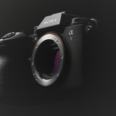 Der Sony E-Mount, hier bei der Sony Alpha 1 II, ist eines der führenden Bajonett-Systeme für spiegellose Kameras, für das bereits zahlreiche Standardzoom-Objektive entwickelt wurden.