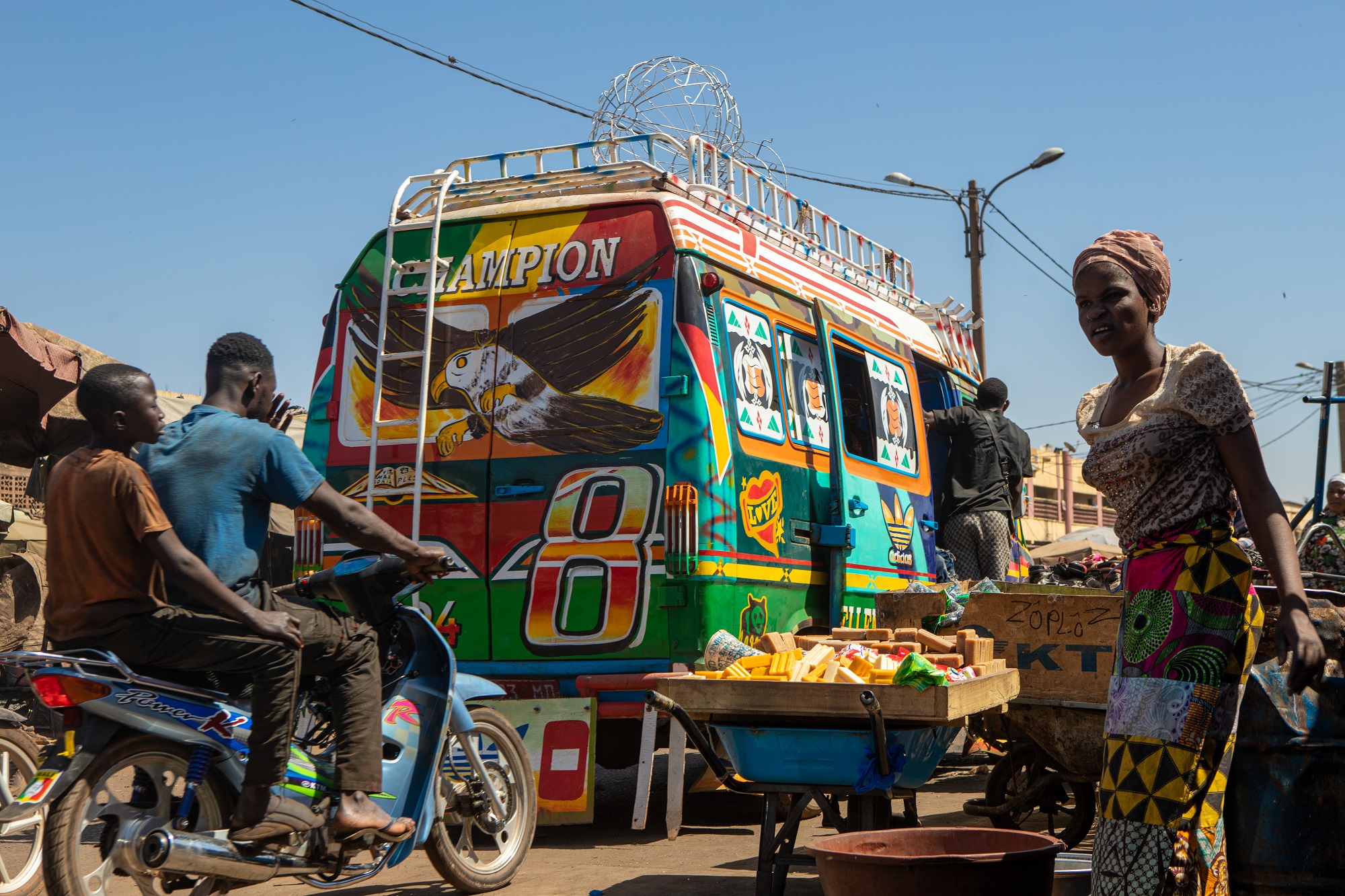 Sotrama-Kleinbus, Bamako, Mali 2024 © Abdoul Karim Diallo aus der Ausstellung Merci Maman.