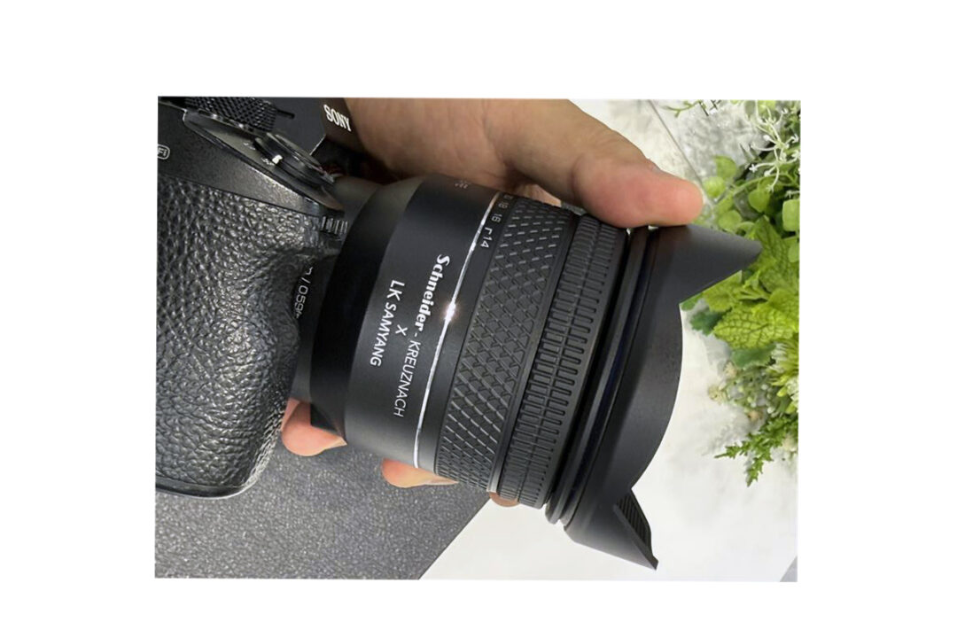 Das Samyang AF 2,8/14-24 mm FE ist relativ kompakt.