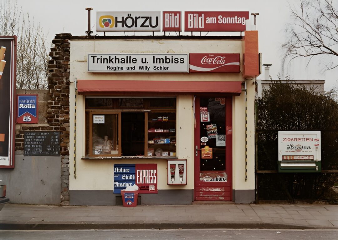 Tata Ronkholz: Trinkhalle, Köln-Nippes, Merheimer Straße 294, 1983 © VAN HAM Art Estate: Tata Ronkholz, 2025